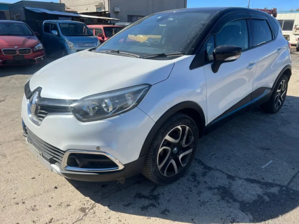Renault Captur Crossover SUV - White with Black Roof - Image 11