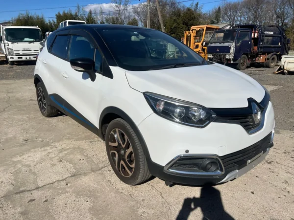 Renault Captur Crossover SUV - White with Black Roof - Image 2