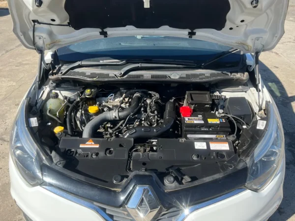 Renault Captur Crossover SUV - White with Black Roof - Image 10