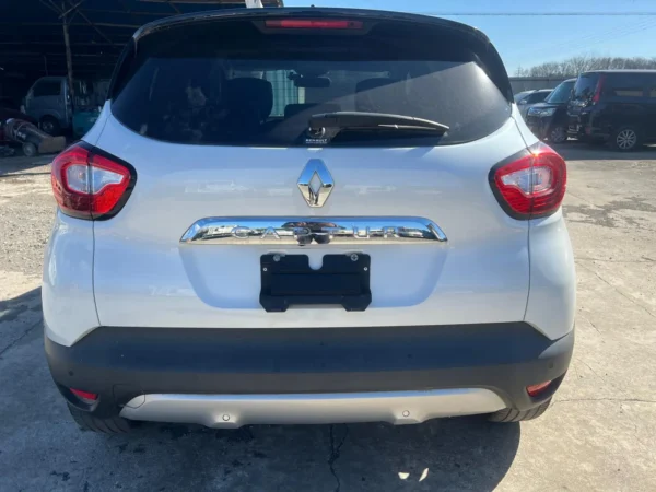 Renault Captur Crossover SUV - White with Black Roof - Image 8