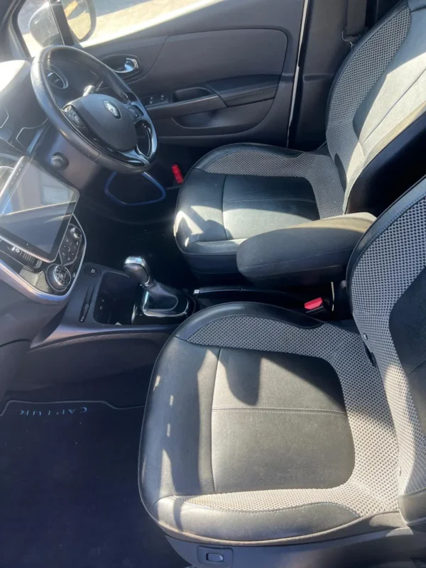 Renault Captur Crossover SUV - White with Black Roof - Image 6