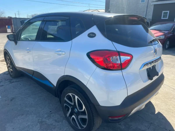 Renault Captur Crossover SUV - White with Black Roof - Image 5