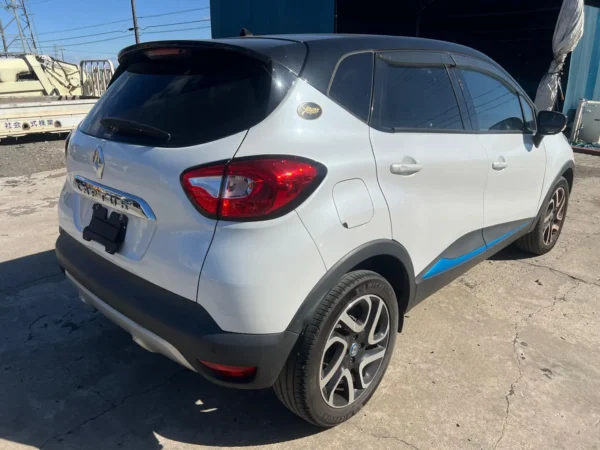 Renault Captur Crossover SUV - White with Black Roof - Image 4